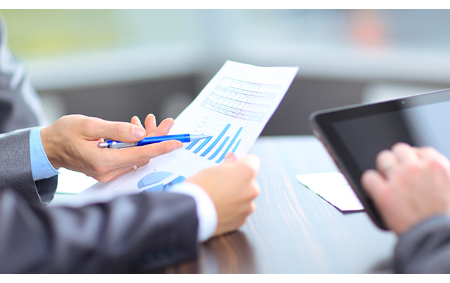 千庫網_業(yè)務團隊一起分析市場研究結果_攝影圖編號276564