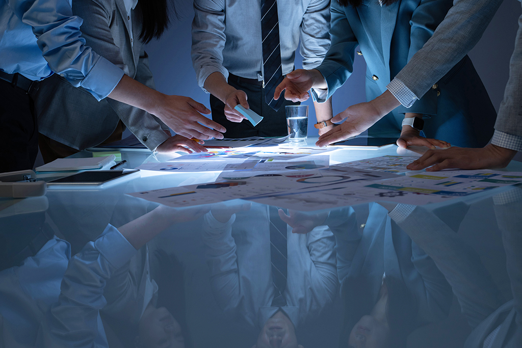 千庫(kù)網(wǎng)_商務(wù)人士在辦公室里討論工作_攝影圖編號(hào)20083167